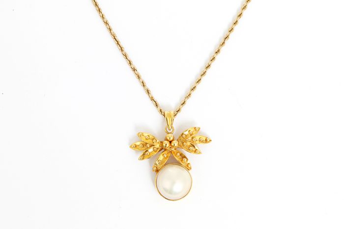Beautiful 10mm White Pearl Yellow Gold Pendant Necklace